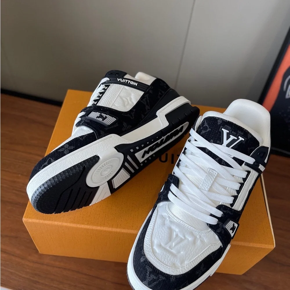 Louis Vuitton Men’s Men Trainer Trainers Sneakers Black White